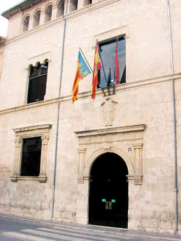 Alzira restaura la puerta de acceso y las ventanas del vest&iacute;bulo del Ayuntamiento